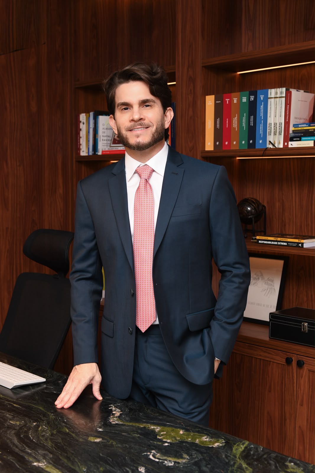 Dr. Thiago Evangelista em pé no escritório